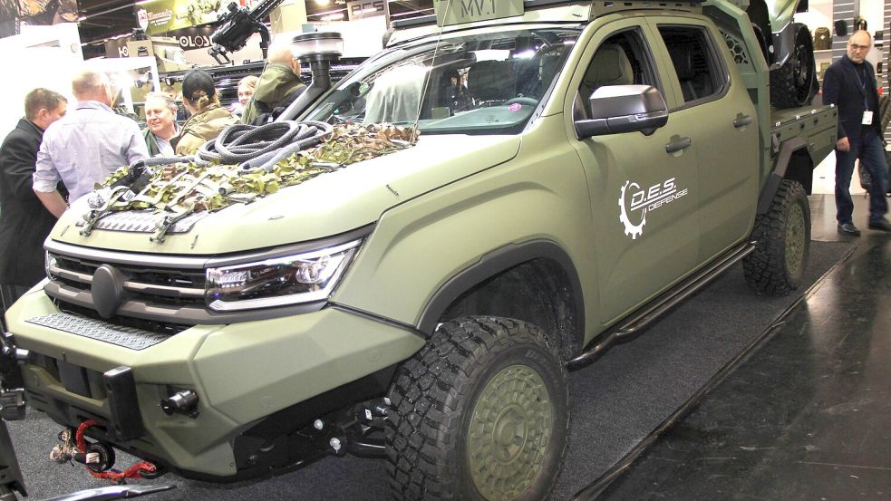 Auf einer Rüstungsmesse präsentierten Osnabrücker VW-Mitarbeiter das Militärfahrzeug „MV.1“, eine hochgerüstete Variante des Pick-Up Amarok. Setzt VW nur auf die Rüstungsindustrie als Zukunftsmodell? Foto: Tim Prahle
