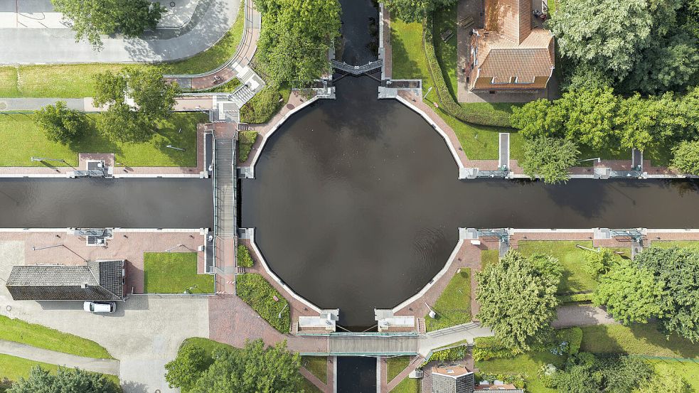 Die Emder Kesselschleuse ist ein europaweit einzigartiges Bauwerk und eine beliebte Adresse für Emder und Touristen. Jetzt entsteht dort ein neues Gastro-Angebot. Foto: Jens Doden/Archiv