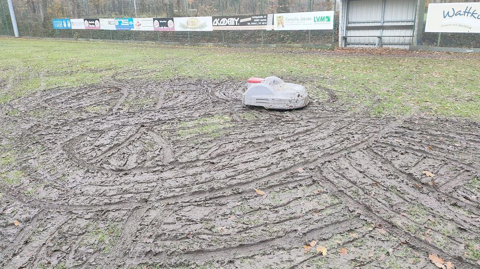 So sieht es auf dem Egelser Fußballplatz nicht mehr aus. Die Fläche hat sich erholt, doch Fußball kann dort immer noch nicht gespielt werden. Foto: privat