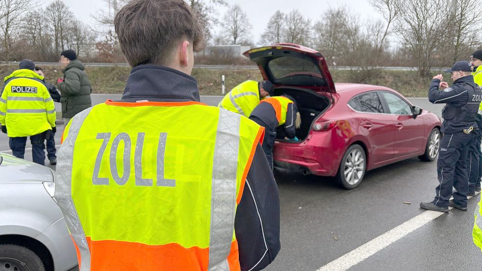 Verschiedene Behörden kontrollieren auf dem Rastplatz Rheiderland Verkehrsteilnehmer. Foto: Jonas Bothe
