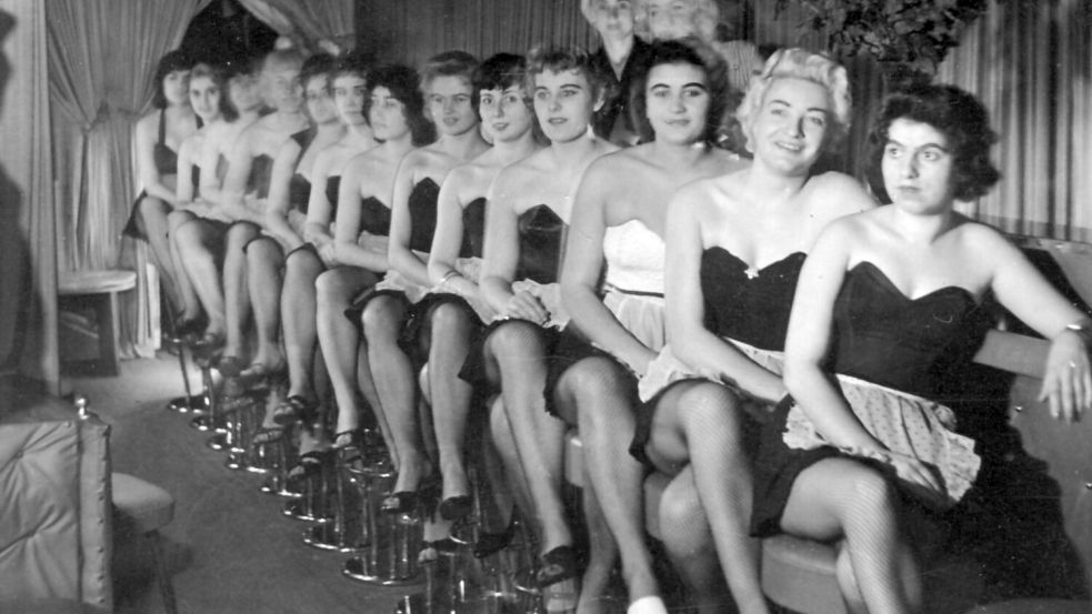 Tänzerinnen in der Bodega-Bar an der Neutorstraße in Emden 1964. Fotos: Archiv Dietrich Janßen