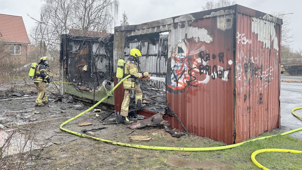Die Feuerwehr musste in Emden einen Container löschen. Foto: Mona Hanssen