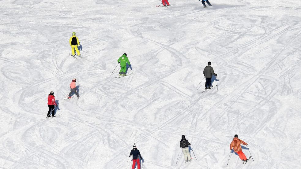 Bei ihren Schwüngen kommen sich Skifahrer gelegentlich in die Quere. (Archivbild) Foto: Angelika Warmuth