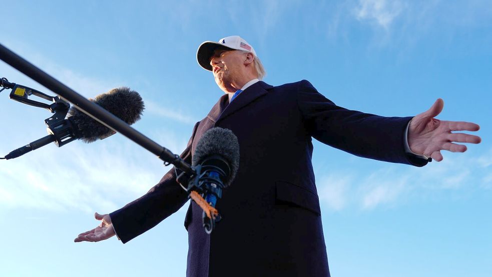 Trump droht Teheran. Foto: Mark Schiefelbein/AP/dpa