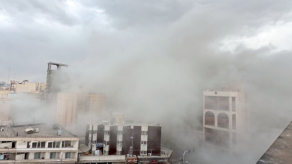 In Teheran sind die Menschen den Angriffen oft schutzlos ausgeliefert. (Archivbild) Foto: Mohsen Ganji/AP/dpa
