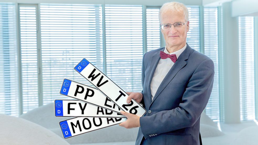 Professor Dr. Ralf Borchert wünscht sich für 320 Kommunen in Deutschland ein eigenes Kennzeichen. Dem stimmte der Bundesrat in der vergangenen Woche zu. In einer Fotomontage haben wir schon einmal neue Kennzeichen für unter anderem Westoverledingen (WV) und Moormerland (MOO) entworfen. Foto: Hochschule/Montage: Malchus