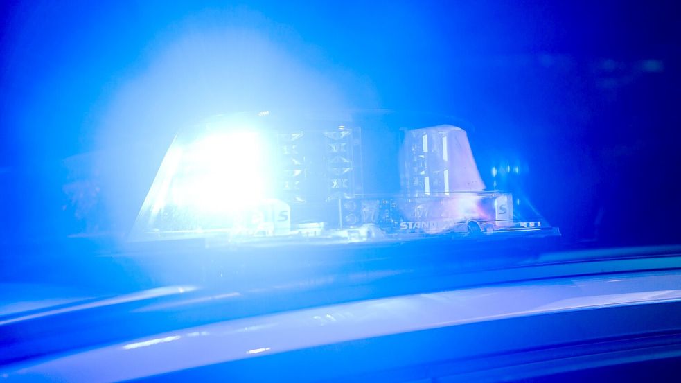 Die Bremer Polizei musste am Freitagabend zu einer Auseinandersetzung in Findorff ausrücken. Foto: Julian Stratenschulte/dpa