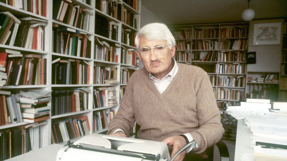 Jürgen Habermas 1981 in seinem Haus in Starnberg. (Archivbild) Foto: Roland Witschel/dpa