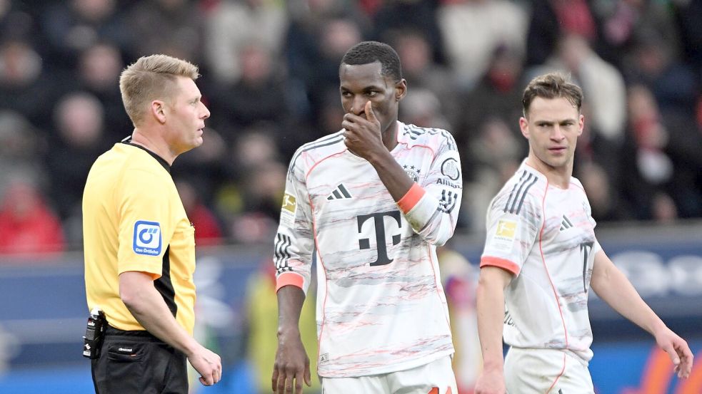 Turbulentes Spiel in Leverkusen: Bayern-Stürmer Nicolas Jackson (M) sah die Rote Karte. Foto: Federico Gambarini
