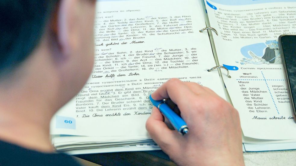 Je länger der Krieg in der Ukraine andauert, desto wichtiger ist für die von dort geflüchteten Menschen, dass sie die Sprache des Aufnahmelandes lernen. (Symbolfoto) Foto: Anja Sokolow/dpa-Zentralbild/dpa