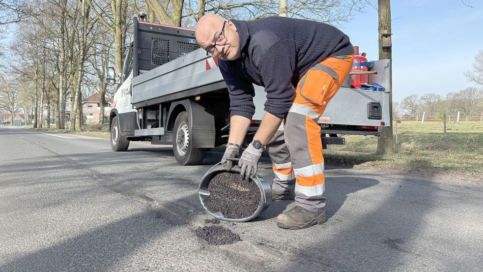 Bernd Haskamp nimmt den Kampf gegen Schlaglöcher auf. Doch dieser Winter hat viele Straßenschäden hinterlassen. Foto: Dirk Hellmers