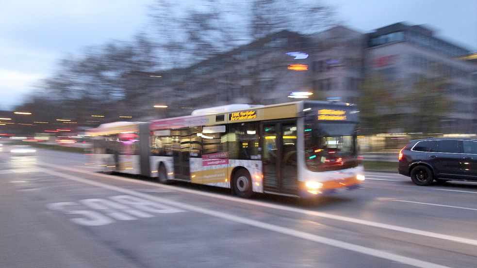 Ein Linienbus in der Innenstadt von Wiesbaden. Foto: IMAGO/Ralph Peters