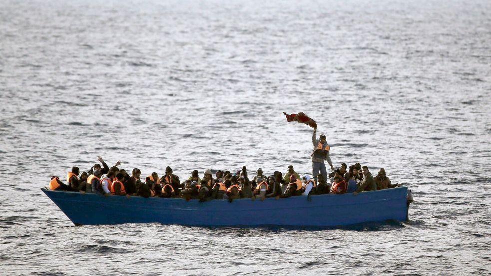Vor Lampedusa ist ein Boot mit MIgranten gesunken - ein Kind wird vermisst. (Archivbild) Foto: Emilio Morenatti/AP/dpa