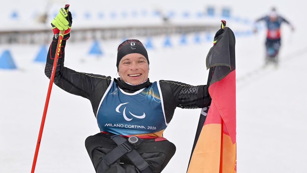 Anja Wicker jubelt über ihre vierte Medaille bei diesen Paralympics. Foto: Martin Schutt