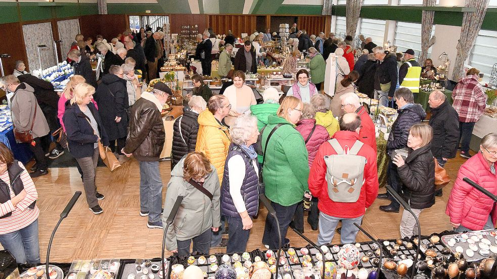 Der Andrang ist groß im Gemeindezentrum Jümme in Filsum beim Ostereiermarkt. Viele Besucherinnen und Besucher möchten die Kunstwerke an und mit Eiern sehen. 30 Künstler präsentieren und verkaufen dort an diesem Wochenende ihre Werke. Foto: Melchert Stromann