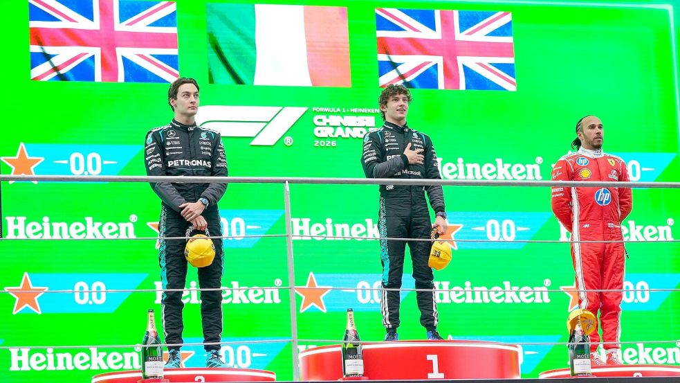 Kimi Antonelli (m) ist bei Mercedes der Nachfolger von Lewis Hamilton. Foto: Vincent Thian/AP/dpa