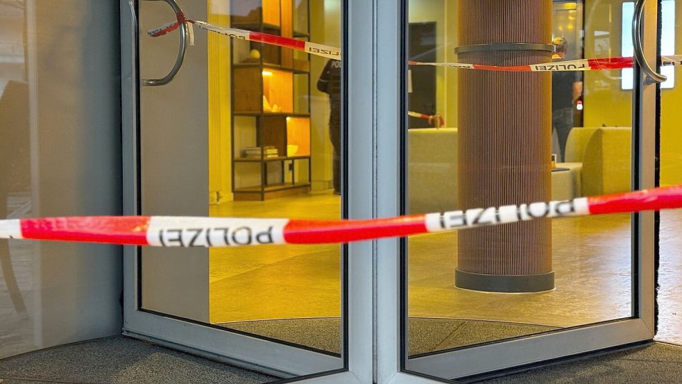 Die Drehtür zu dem Hotel ist gesperrt - ein Mann soll seine Mutter dort erstochen haben. Foto: Max Lametz/dpa