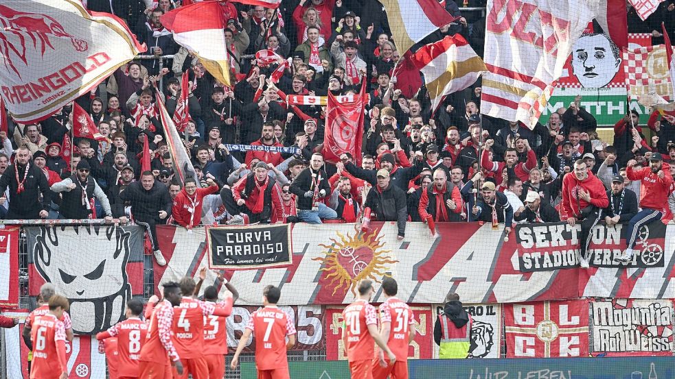 Das frühe 1:0 widmeten die Mainzer dem verletzten Silas. Foto: Carmen Jaspersen