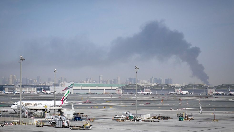 Bei einem Drohneneinschlag in Dubai ging ein Treibstofflager des Flughafens in Flammen auf. Foto: Altaf Qadri/AP/dpa