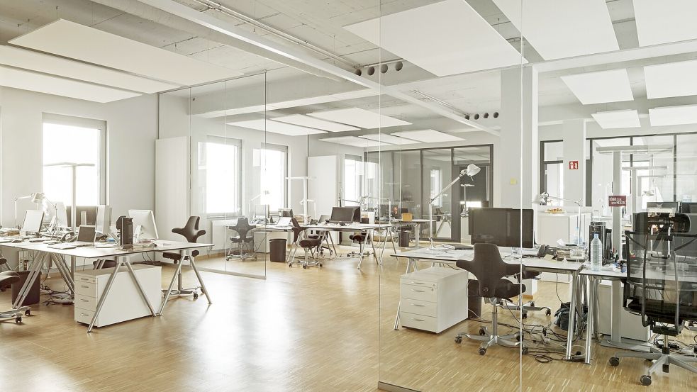 In wissensintensiven Branchen mit digitalisierten Aufgaben könnten bald viele Arbeitsplätze leer bleiben. Foto: IMAGO/Westend61