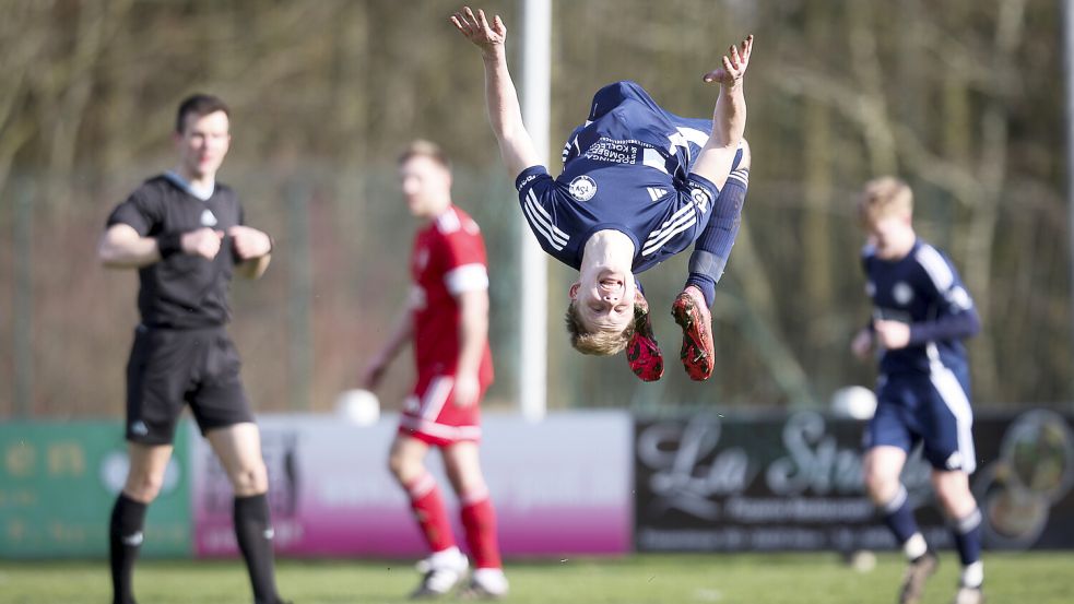 Torjäger mit Turntalent. Jannes Popp vom TSV Riepe feiert hier einen seiner drei Treffer mit einem Salto. Foto: Jens Doden/Emden
