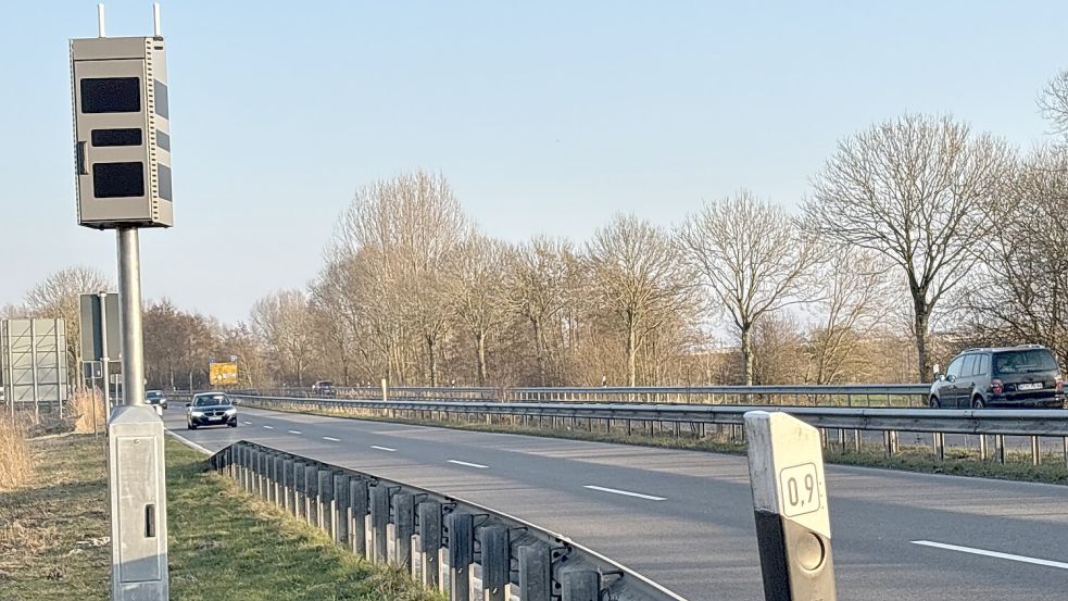 Aus Richtung Wilhelmshaven kommend steht dieser Blitzer kurz vor der Auffahrt zur Autobahn 29. Mancher Autofahrer bremst vor dem gut sichtbar aufgestellten Turm ab und gibt danach richtig Gas. Foto: Susanne Ullrich