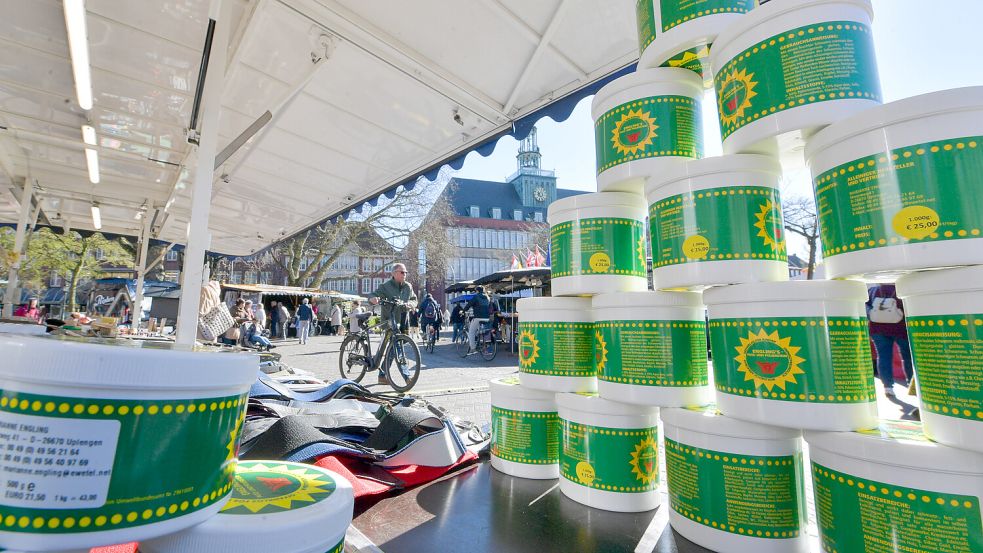 Der Wochenmarkt in Emden hat natürlich mehr zu bieten als nur Blumen. Foto: Klaus Ortgies/Archiv