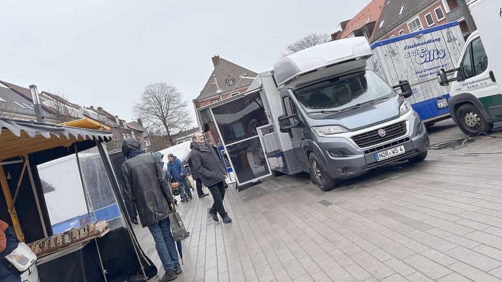 Wintergastspiel beendet: Der Wochenmarkt zieht wieder in den Stadtgarten um. Foto: Stephanie Schuurman