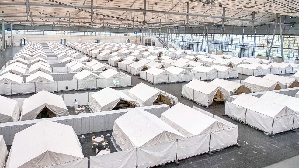 2022 wurde diese Flüchtlingsunterkunft in der Messe Hannover eingerichtet, um Menschen aus der Ukraine aufzunehmen. Foto: IMAGO/Bernd Günther
