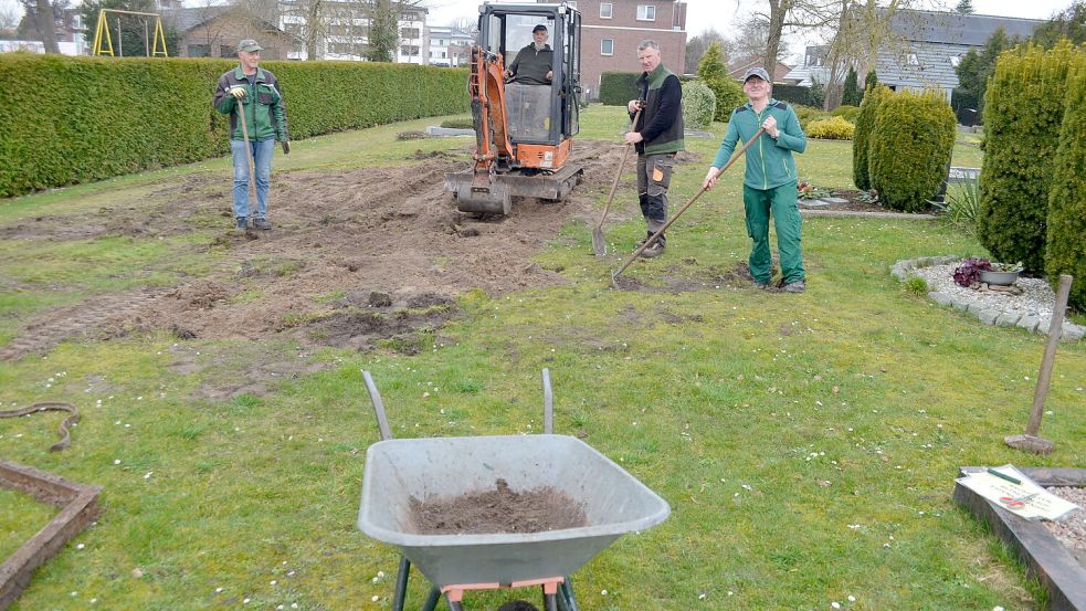 Fleißig bei der Arbeit sind hier (von links): Wilhelm Rülander, Wilfried Hamel, Chef des gleichnamigen Rhauderfehner Garten- und Landschaftsbaubetriebs, Heinrich Rülander und Uwe Prahm. Die Firma Hamel ebnet im Auftrag der lutherischen Dreieinigkeitskirchengemeinde Rhauderfehn etliche Gräber auf dem Friedhof am Untenende ein. Foto: Astrid Fertig