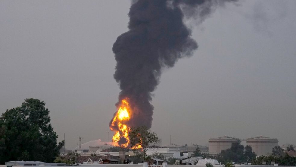 Die iranischen Angriffe auf Ziele in den Golfstaaten dauern an. Foto: Uncredited/AP/dpa