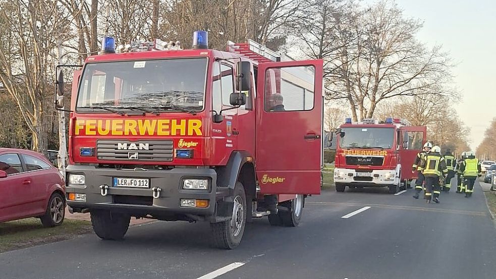 In Idafehn gab es am Sonntag einen Feuerwehreinsatz. Ein Mercedes-Fahrer missachtete dabei die Straßensperrung und gefährdete zwei Feuerwehrleute. Foto: Marcel Schwarte/Feuerwehr Ostrhauderfehn