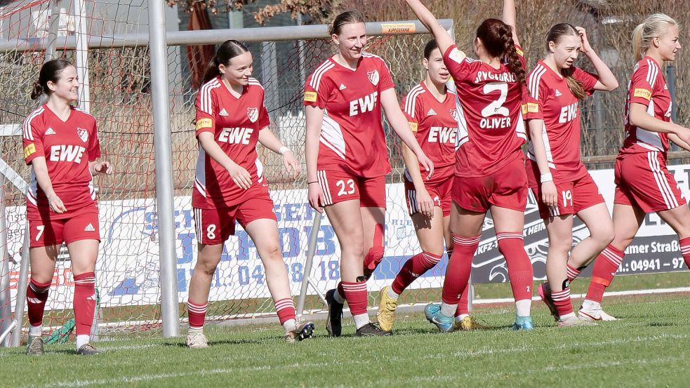 Gute Laune herrschte bei der SpVg: Sie siegte 5:1 und ist nun Tabellenführer. Foto: Helmut Vortanz