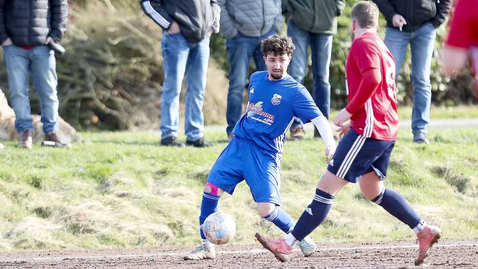 Auf Asche setzte sich TuRa Marienhafe (rechts) gegen Egels-Popens durch. Foto: Jens Doden/Emden