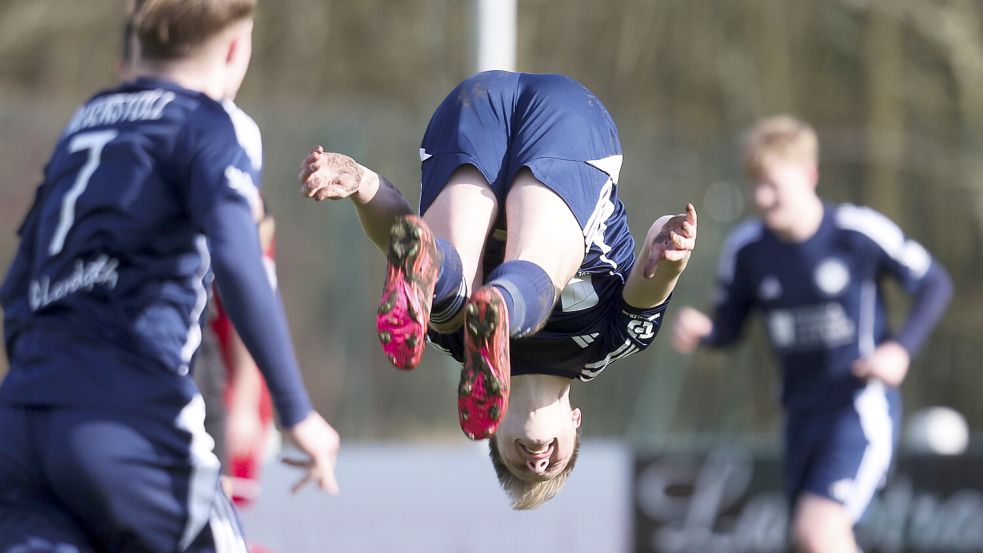 Die Saltos auf dem Fußballplatz vollendet Jannes Popp im sicheren Stand. Fotos: Doden