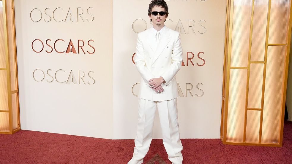 Timothée Chalamet posiert mit Sonnenbrille bei den Oscars 2026. Foto: Jordan Strauss/Invision/AP/dpa