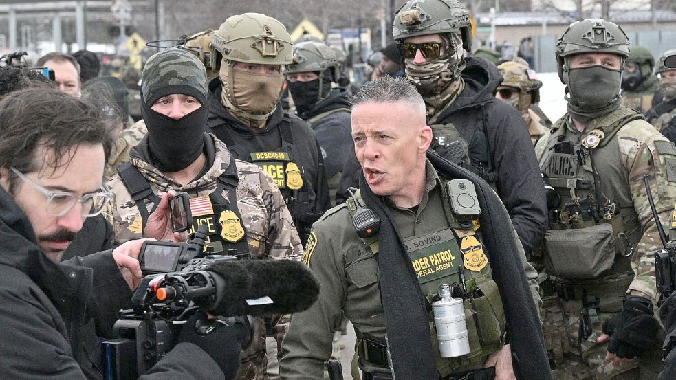 Sein rabiates Auftreten verschaffte Bovino Anerkennung bei Präsident Trump. (Archivbild) Foto: Tom Baker/AP/dpa