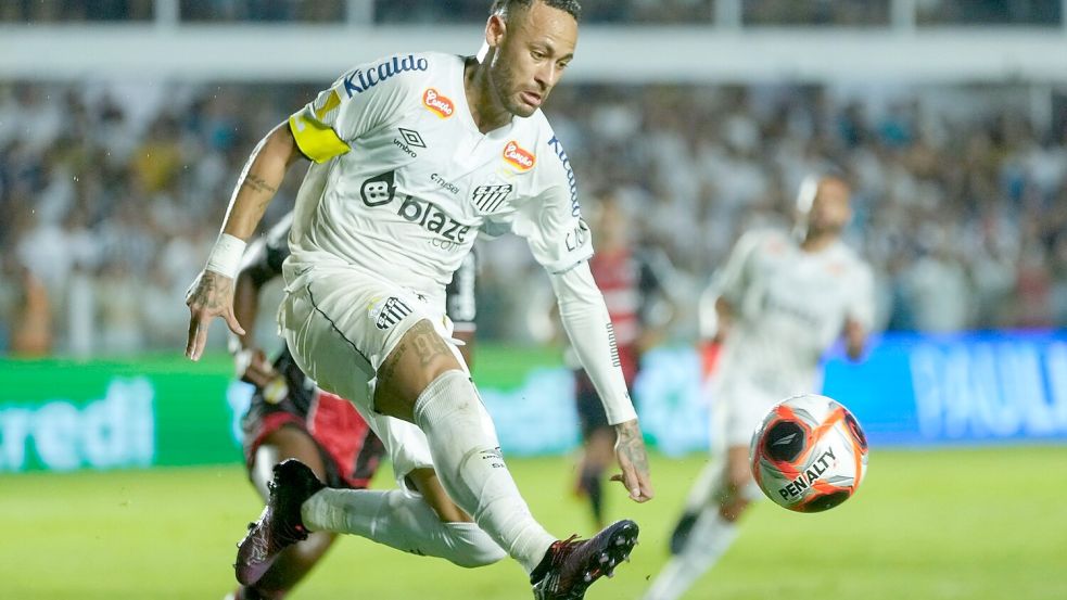 Neymar am Ball für den FC Santos. Foto: Andre Penner/AP/dpa
