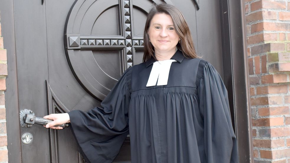 Martina Neubarth hält die Türklinke zur Hoffnungskirche in Westrhauderfehn schon in der Hand. Ab dem 1. Mai wird sie als Pastorin in der Dreieinigkeits-Kirchengemeinde Rhauderfehn beginnen.
