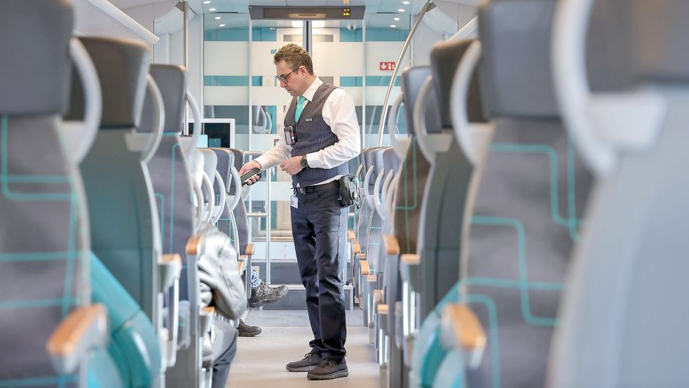 Eurobahn-Kundenbetreuer Sam aus Osnabrück kontrolliert Fahrscheine auf der Linie RB61 zwischen Hengelo und Bielefeld. Foto: Jörn Martens