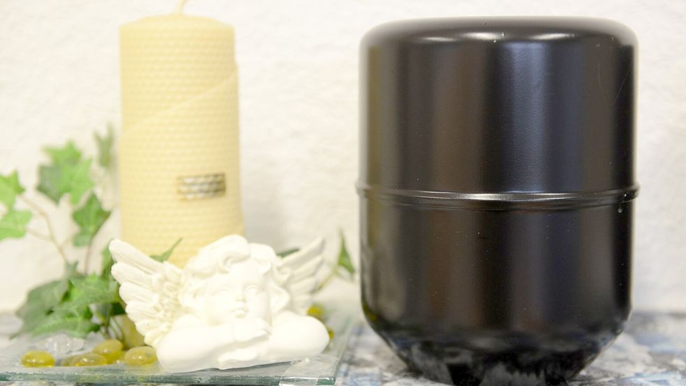 Ein Mann hat für die Rückgabe von mehr als 30 Urnen Lösegeld gefordert. (Symbolbild) Foto: Patrick Seeger/dpa