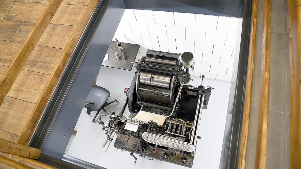 Unter dem Fußboden ist eine Druckmaschine aufgebaut. Foto: Stromann