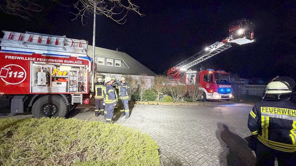 Die Feuerwehren aus Burlage und Westrhauderfehn waren schnell vor Ort. Mit Hilfe der Drehleiter der Westrhauderfehner Wehr wurde der Schornstein gekehrt, um die brennenden Rückstände zu entfernen. Foto: Feuerwehr Burlage