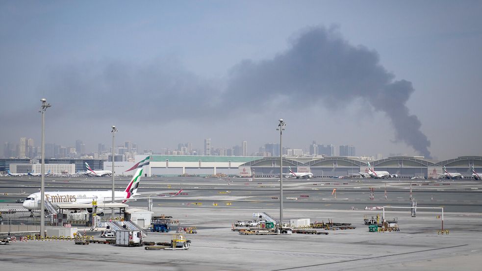 Eine Rauchwolke, verursacht durch einen iranischen Angriff, ist am 1. März 2026 vom Dubai International Airport aus zu sehen. Der Flughafen war zu diesem Zeitpunkt bereits geschlossen. Foto: Altaf Qadri/AP/dpa