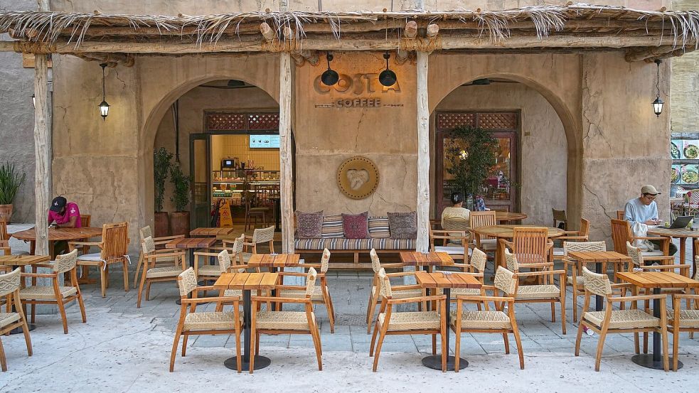 Nicht viel los in Dubai: Nur wenige Kunden sitzen zwischen leeren Stühlen in einem Café auf dem Al-Seef-Markt. Foto: Fatima Shbair/AP/dpa