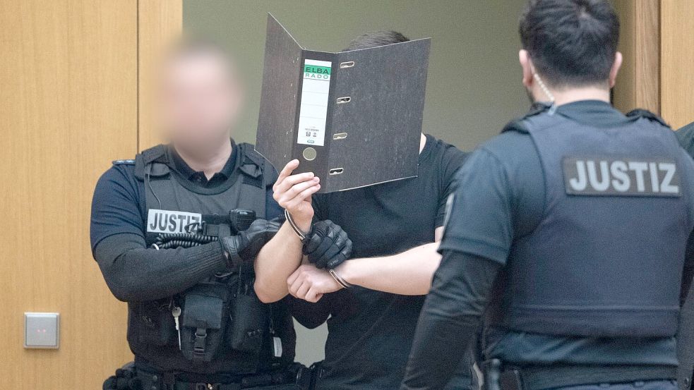 Zwei der Männer verdeckten beim Betreten des Gerichtssaals ihr Gesicht. Foto: ---