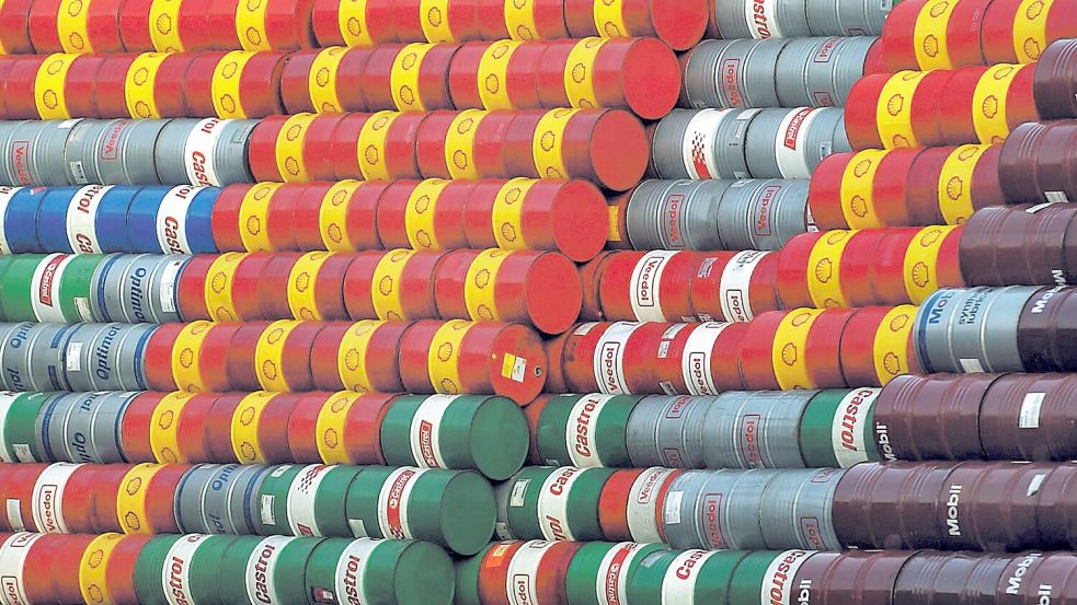 Gestapelte Ölfässer im Hamburger Hafen. Die Hansestadt Hamburg ist Deutschlands Drehkreuz für Öl-Einfuhren. Foto: dpa/Kay Nietfeld