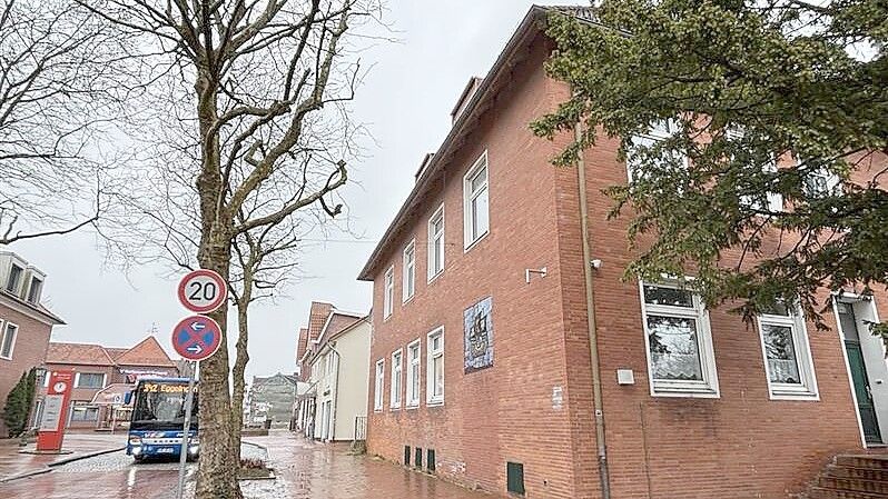 Für Fußgänger ist der Weg durch die Osterstraße wieder frei. Nach dem Wasserschaden im Februar 2026 war zunächst von einer Einsturzgefährdung des alten Postamtes ausgegangen worden. Mittlerweile sind die Bauzäune, die das Haus weiträumig absperrten, wieder weg. Foto: Susanne Ullrich