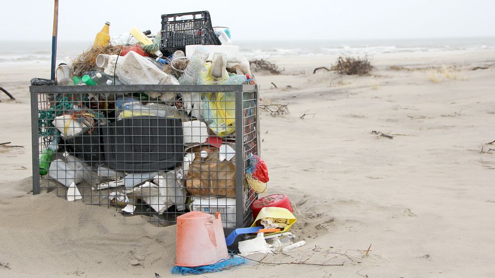 Die Strandmüllboxen auf Borkum sind meistens gut gefüllt. Allerdings fielen sie nur gut der Hälfte der befragten Gäste auf. Foto: Florian Ferber