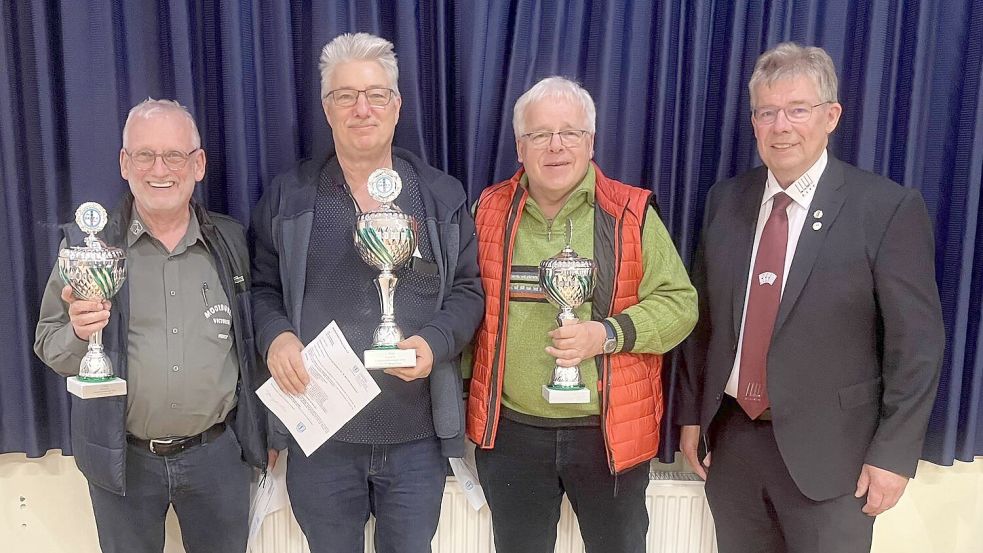 Präsident Gerfried Meyer (rechts) überreichte Pokale in der Seniorenkonkurrenz an Werner Schöneich (von links), Hermann Penon und Eckart Grüttner. Foto: privat